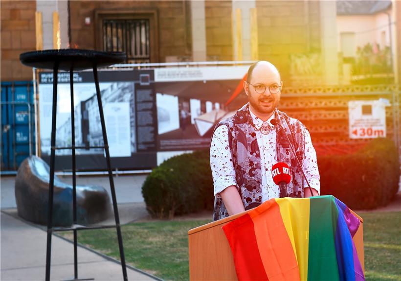 Tom Hecker ist seit 2018 Präsident von „Rosa Lëtzebuerg“. Von sich selbst sagt er, dass er von Natur aus ein Mensch ist, der sich über Ungerechtigkeit aufregt. 
