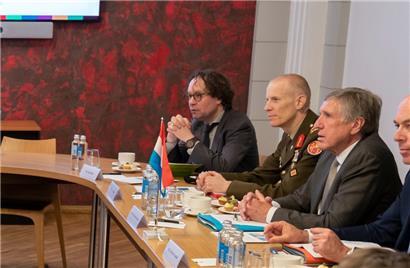 Tom Köller (links), verteidigungspolitischer Direktor der Luxemburger „Défense“, hat sich gegenüber dem Tageblatt zu den Kostenexplosionen beim LUXEOSys- Satellitenprojekt geäußert
