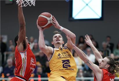 Tom Konen (am Ball) und Amicale Steinsel konnten sich am Mittwochabend gegen Fels durchsetzen
