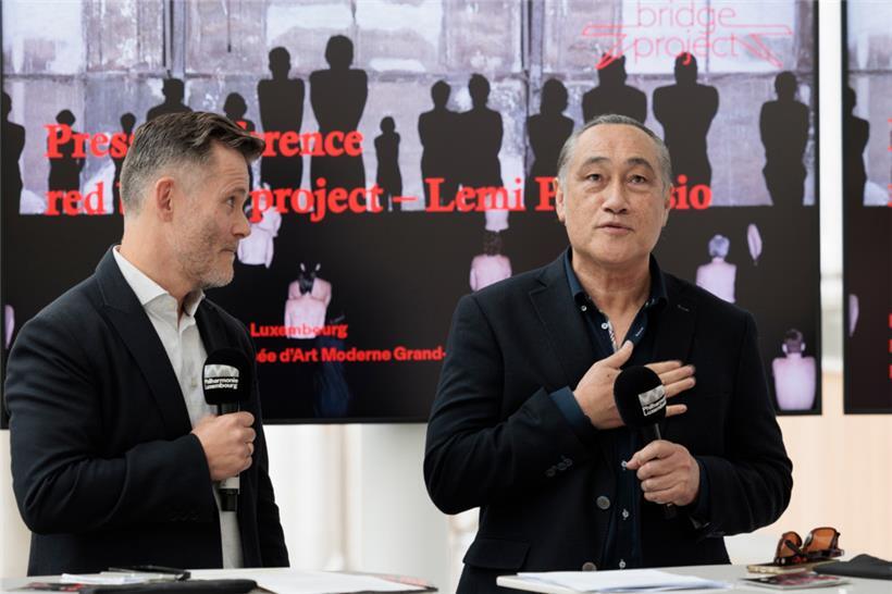 Tom Leick-Burns, directeur artistique des Théâtres de la Ville de Luxembourg, et Lemi Ponifasio
