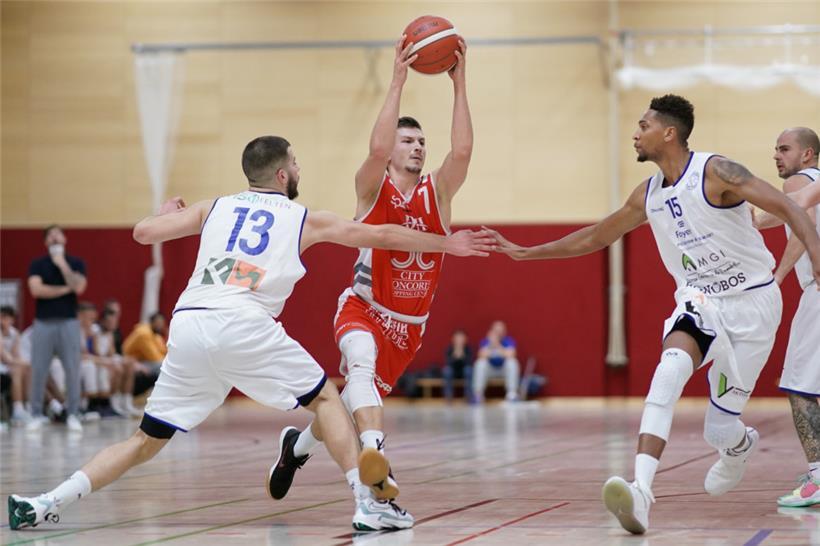 Tom Schomer (in Rot) steuerte am Freitag beim Last-Minute-Sieg gegen den T71 einen enorm wichtigen Dreier bei
