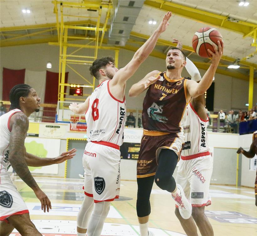 Tom Schomer (in Rot) und Heffingen wollen sich im Duell gegen Mondorf am Dienstag zurückkaufen
