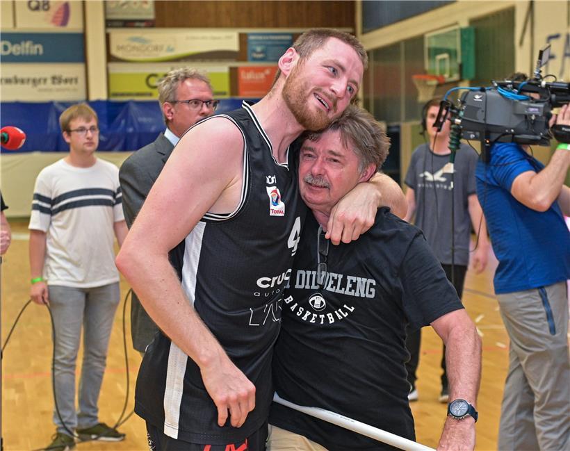 Tom Schumacher (links) verabschiedet sich mit einem Titel vom T71 Düdelingen um Vereinspräsident Marcel Wagener
