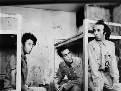 Tom Waits, John Lurie und Roberto Benigni in einer Szene aus dem Kultfilm „Down by Law“ von Jim Jarmusch