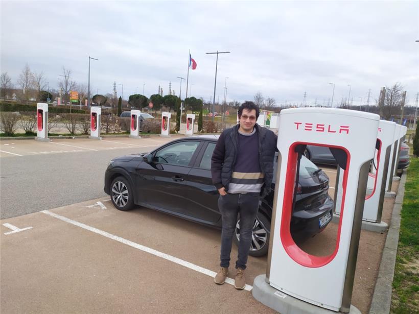 Tom Zeimet beim Aufladen seines Peugeot 208-e in der Nähe von Lyon
