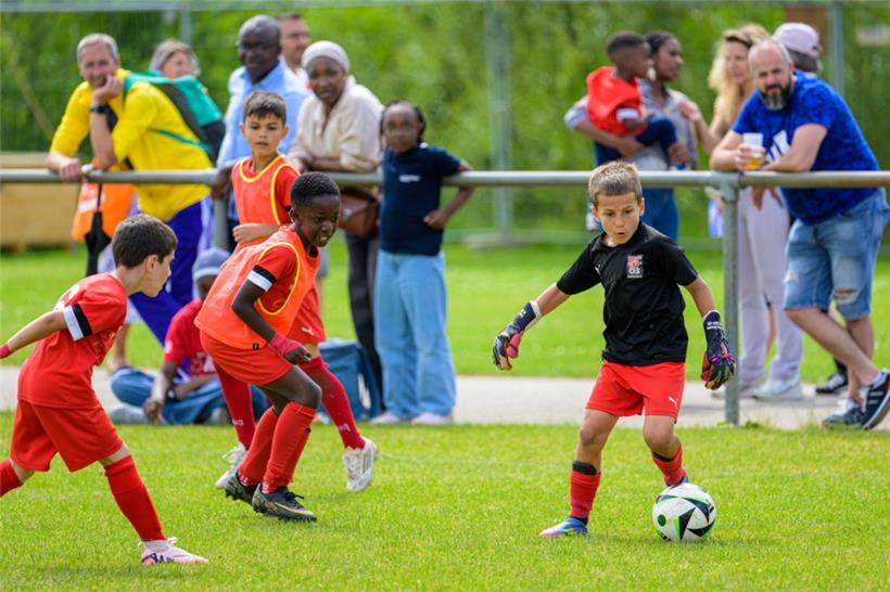 Toni (r.), der junge Schlussmann von Déifferdeng 03, qualifizierte sich mit sein...
