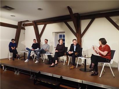 Tonia Raus, Olivier Gloden, Sébastian Thiltges, Jeanne Glesener, Marc Michely et Nathalie Jacoby lors du panel sur la place accordée à la littérature luxembourgeoise dans l’enseignement
