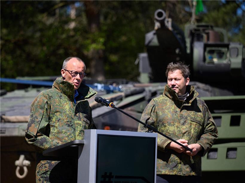 Deutscher Kanzler Friedrich Merz und Vizekanzler Lars Klingbeil bei Truppenbesuch in Munster im Stil der Top Gun Ästhetik