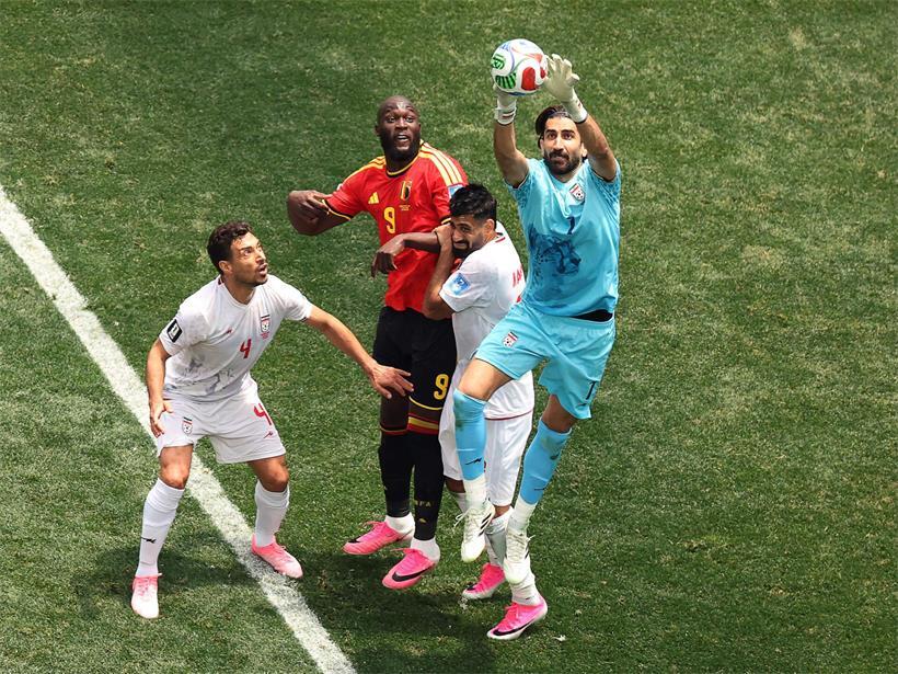 Torhüter Alireza Beiranvand hält spektakulär im Spiel gegen belgische Fußballstars bei der WM.