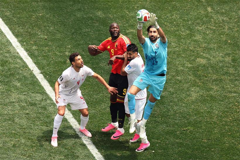 Torhüter Alireza Beiranvand hält spektakulär im Spiel gegen belgische Fußballstars bei der WM.