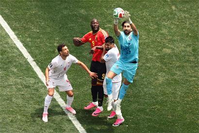 Torhüter Alireza Beiranvand hält spektakulär im Spiel gegen belgische Fußballstars bei der WM.