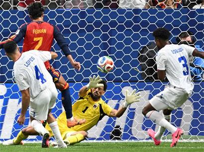 Torhüter Vozinha in Aktion, der spanische Schüsse beim Fußballspiel souverän pariert und Spanien verzweifelt zurücklässt