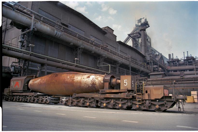 Torpedowagen. Im Hintergrund der Hochofen C auf Belval.
