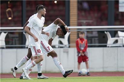 Torschütze Gilson Delgado (7) und seine Teamkollegen bejubeln den Siegtreffer
