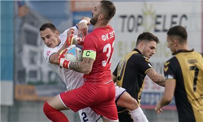 Torwart Zoran Akovic und Aleksandar Milic mussten nach der Niederlage eine weitere schlechte Nachricht verdauen
