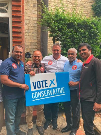 Tory-Kandidat Steve Tuckwell (Mitte) mit einigen seiner Wahlhelfer vor dem konservativen Club in Uxbridge.
