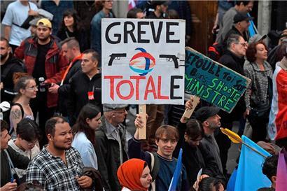 „Total strike“, un jeu de mots sur le géant français de l’énergie TotalEnergies
