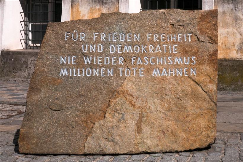 Totale Neutralisierung: Mit dem Umbau des Hitler-Geburtshauses in Braunau soll auch der Gedenkstein entsorgt werden
