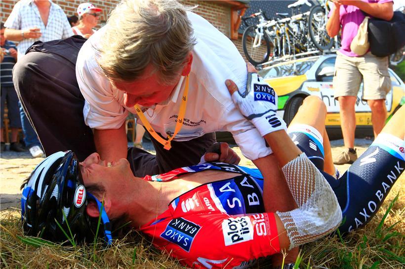 Tour-Arzt Gerard Porte eilte Frank Schleck damals zur Hilfe. In der Klinik von Valenciennes stellten die Mediziner nach der Röntgenuntersuchung einen dreifachen Bruch des Schlüsselbeins fest.

