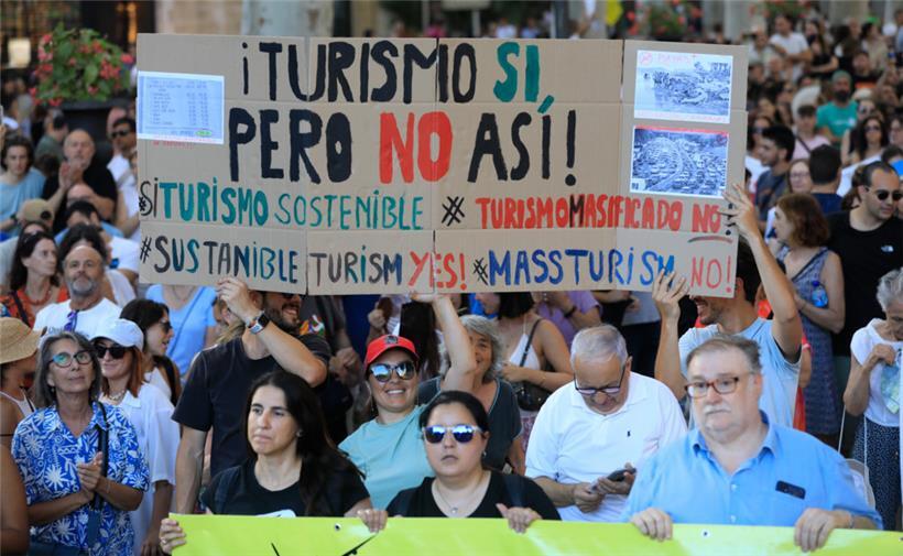 „Tourismus ja, aber nicht so“: Plakat auf einer Demonstration in Palma de Mallorca am Sonntag
