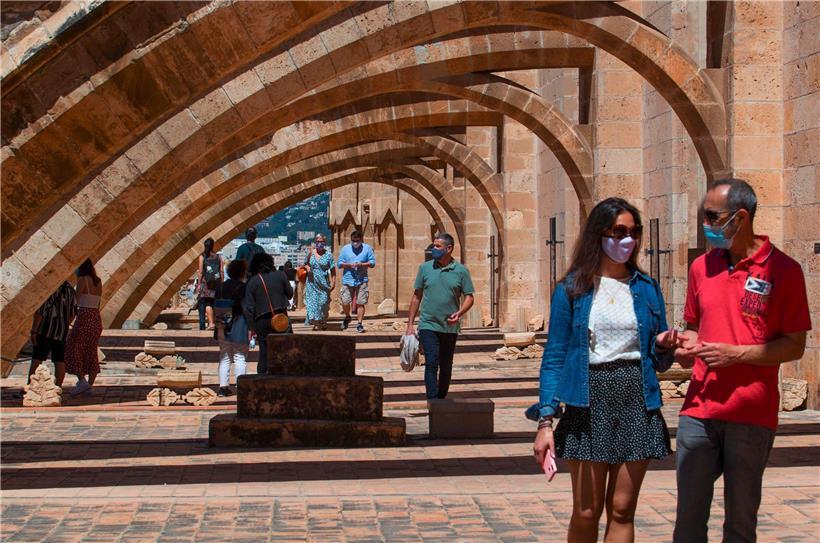 Touristen auf dem Kathedralendach in Palma de Mallorca
