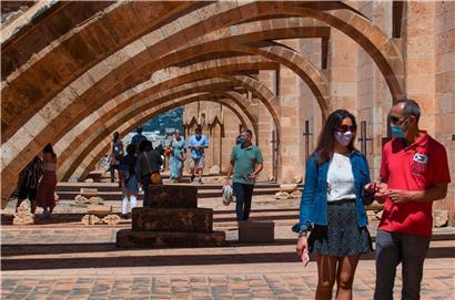 Touristen auf dem Kathedralendach in Palma de Mallorca
