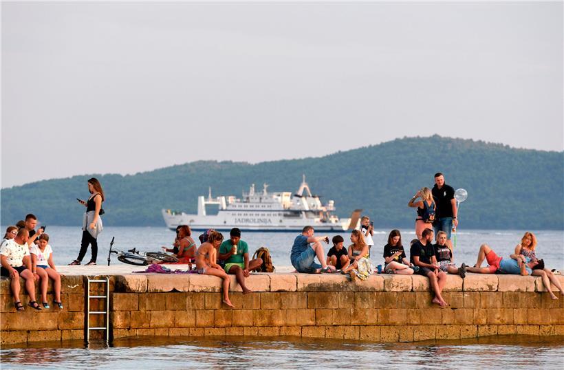 Touristen im kroatischen Touristenort Zadar an der Adria
