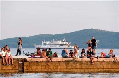 Touristen im kroatischen Touristenort Zadar an der Adria
