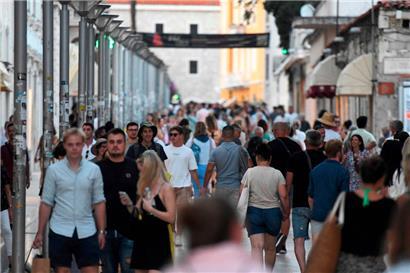 Touristen in Split: Ferienwohnung in kroatischen Küstenstädten sind bei Ausländern beliebt, was allerdings die Wohnungspreise im Land in die Höhe treibt
