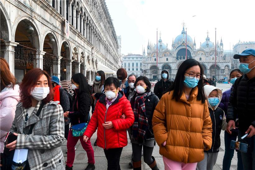 Touristen schlendern am Montag durch Venedig: Die letzten beiden Tage des Karnevals wurden wegen des Coronavirus-Ausbruches in Italien abgesagt
