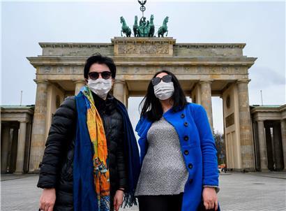 Touristen vor dem Brandenburger Tor in Berlin: Deutschland hat es fertiggebracht, Grenzen zu Ländern mit strengeren Restriktionen zu schließen, als es selbst seinen Bürgern auferlegt hat
