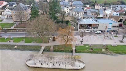 Touristenmagnet an der Mosel: Schloss Schengen, oben links im Bild, das Europamuseum vorne rechts und im Vordergrund die schwimmende Touristinfo
