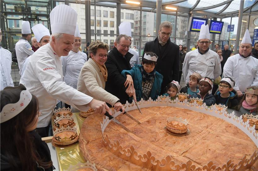 Traditionell backt die „Fédération des patrons boulangers-pâtissiers“ den größten Kuchen für Dreikönigstag
