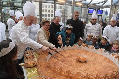 Traditionell backt die „Fédération des patrons boulangers-pâtissiers“ den größten Kuchen für Dreikönigstag
