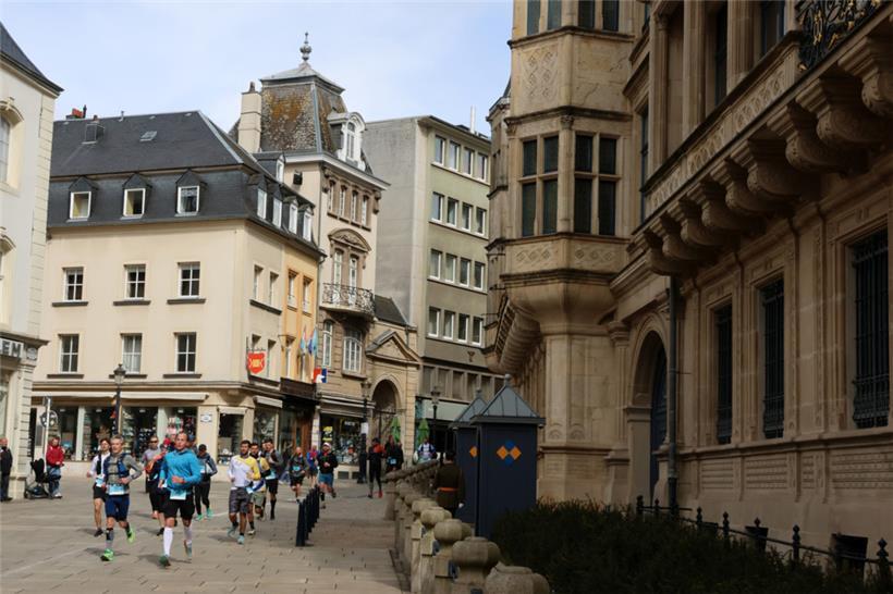 Traditionell führt die Strecke auch am großherzoglichen Palast vorbei