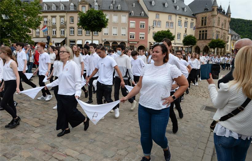 Traditionell tragen die Springer ein weißes Oberteil und eine dunkle Hose
