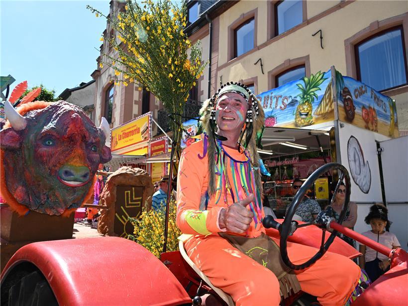 Ein Hauch von Hollywood beim „Geenzefest“ Traditioneller Festwagen wird von grünem Traktor bei regionalem Festumzug gezogen