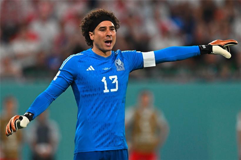 Trägt die gleiche Frisur wie Mama: Mexiko-Torhüter Guillermo Ochoa 
