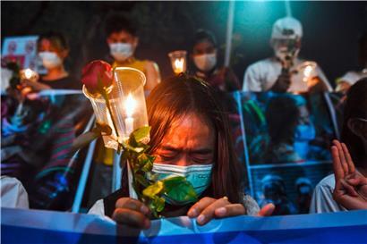 Tränen auch in Bangkok: Die Trauer über Dutzende Tote reicht über die Landesgrenzen Myanmars hinaus
