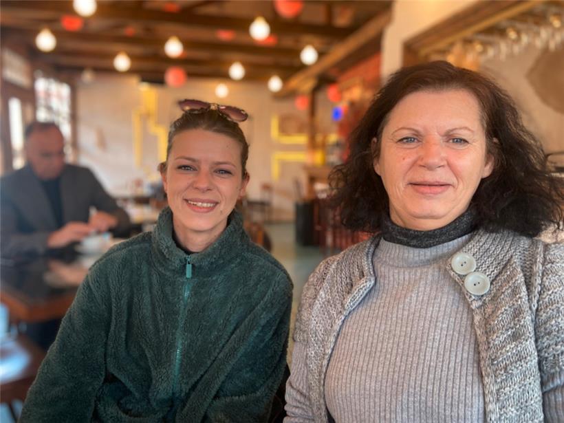 Träumt von einem Neustart in Deutschland: die 31-jährige Agrarwissenschaftlerin Era (links) mit ihrer Mutter Violeta in Gjakova
