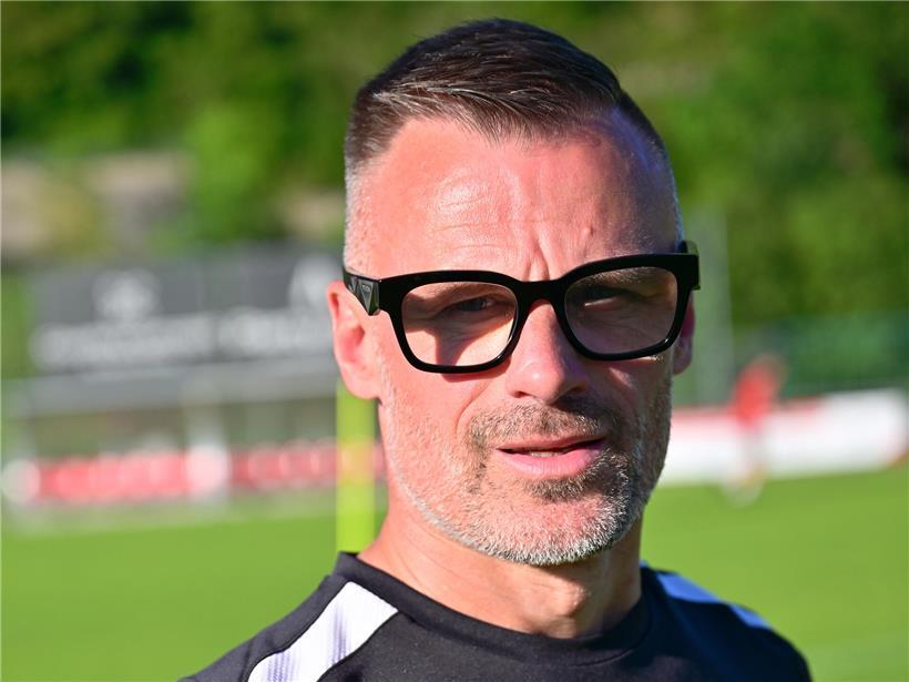 „Vielleicht bekommt man so ein Spiel nur einmal im Leben“: Rosport träumt vom Pokal-Coup Trainer Martin Forkel verlässt nach dem Pokalfinale den Sportverein Rosport, symbolisch für Abschied und Teamabschluss