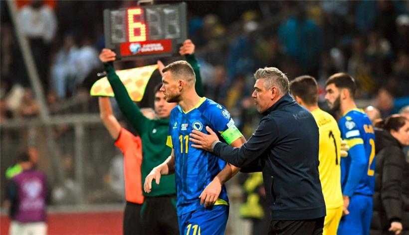 Trainer Savo Milosevic (r.) hat seinem Starspieler Edin Dzeko eine Pause gewährt
