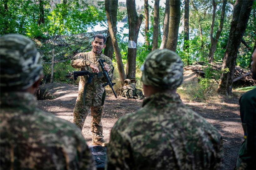 Training mit dem Schnellfeuergewehr von kolumbianischen Kämpfern der 13. Chartija-Brigade nahe Charkiw am 14. Juli 2025
