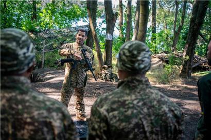 Training mit dem Schnellfeuergewehr von kolumbianischen Kämpfern der 13. Chartija-Brigade nahe Charkiw am 14. Juli 2025
