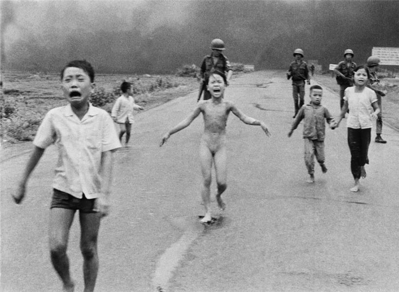 Trang Bang in Vietnam am 8. Juni 1972: Die neunjährige Kim Phuc Phan Thi (M.) flieht nackt mit ihren Brüdern und Cousins vor einem Napalm-Angriff.
