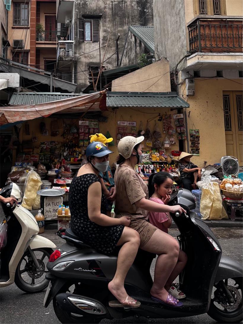 Transport à la Hanoi: Auf ein Motorrad passt wahlweise auch eine vierköpfige Familie
