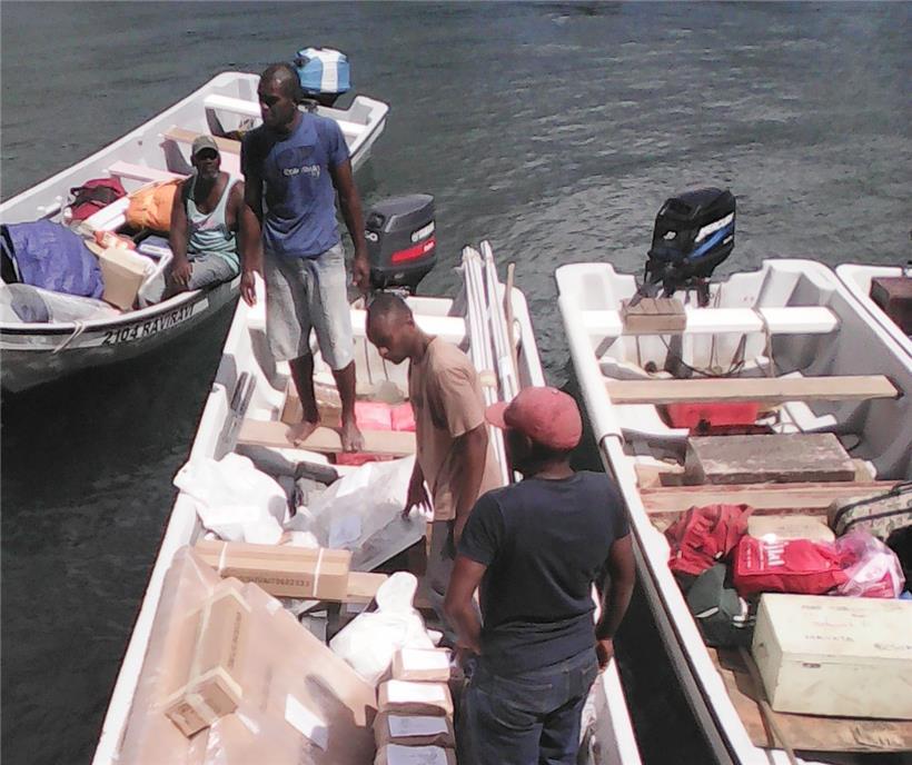 Transport des Solarsystems zur Stromgewinnung nach Ono Island auf den Fidschi-Inseln. Die Bootsfahrt dauert 12 Stunden.
