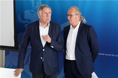 Transportminister François Bausch und Energieminister Claude Turmes (beide „déi gréng“) haben am Mittwoch die neue Wasserstoff-Tankstelle vorgestellt
