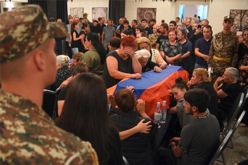 Trauer als Dauerzustand: In Armenien müssen sich die Menschen wieder von gefallenen Angehörigen verabschieden
