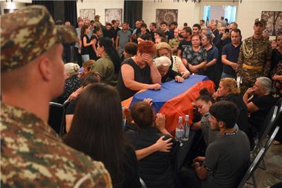 Trauer als Dauerzustand: In Armenien müssen sich die Menschen wieder von gefallenen Angehörigen verabschieden
